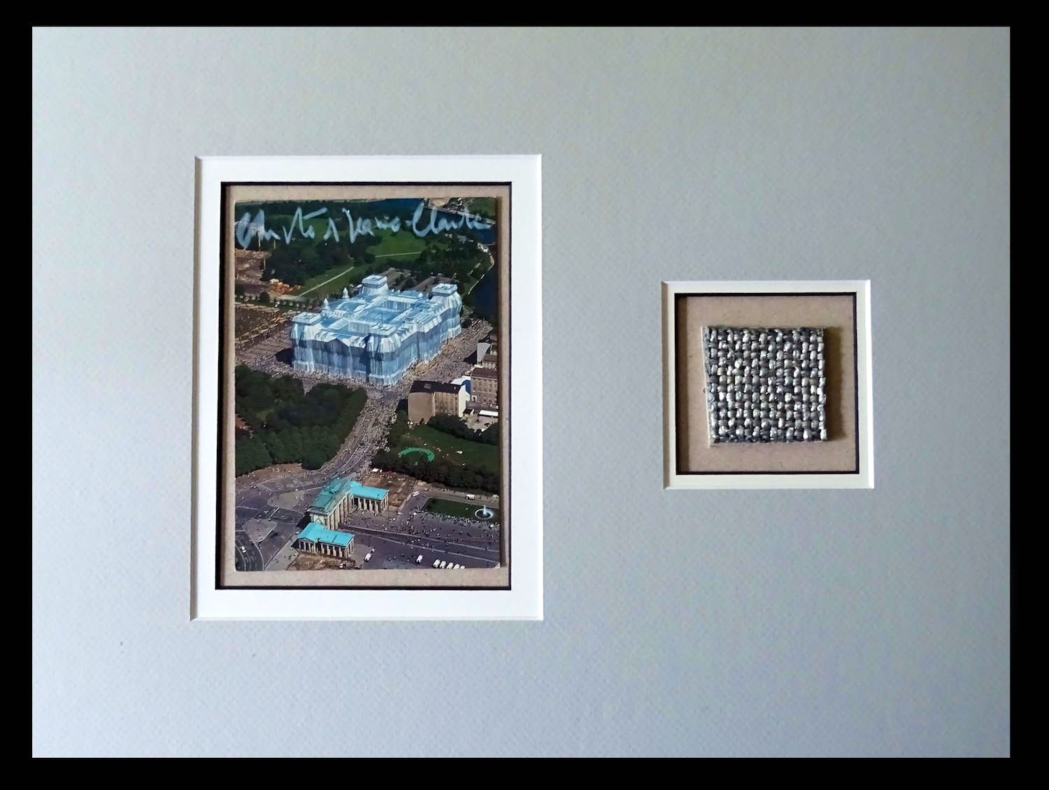 Christo - Project " Wrapped Reichstag "Berlin - inc. original stofmonster - handgesigneerd verkocht voor € 149!