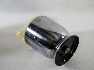 Niet of onleesbaar gesigneerd - Chroom metalen melkkannetje met keramische voering kopen? Bied vanaf 1!