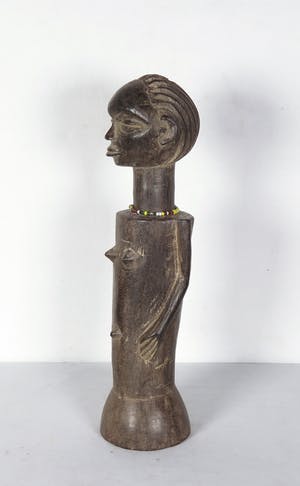 Bembe - Houten pop / tevens vruchtbaarheidsbeeld met kralenketting kopen? Bied vanaf 1!