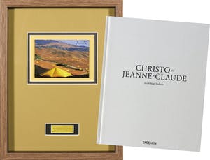 Christo - Handgesigneerde artcard The Umbrellas Japan + boek kopen? Bied vanaf 1!