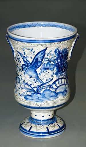 Niet of onleesbaar gesigneerd - Zeldzame oude Portugese faience majolica handgeschilderde vaas Sec XVII verkocht voor € 1!