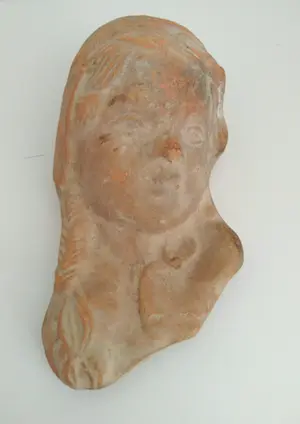 Niet of onleesbaar gesigneerd - oud beeld van een meisje met vlecht, terra cotta kopen? Bied vanaf 1!