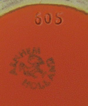 Arnhemsche Fayencefabriek - Twee oranje zwarte art deco vazen - Klaas Vet kaufen? Bieten Sie von 10!
