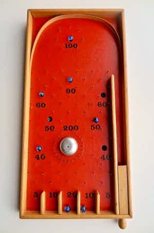 Knikkerspel met knikkers - Hout - 60-er jaren - Uit Tschechoslowakije (gemerkt) verkocht voor € 1!