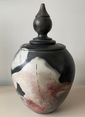 Niet of onleesbaar gesigneerd - Museale Studio Keramische Raku en paardenhaar deksel of urnvaas kopen? Bied vanaf 1!