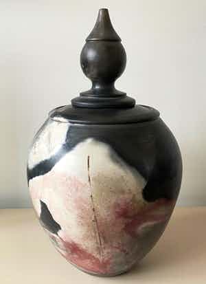 Niet of onleesbaar gesigneerd - Museale Studio Keramische Raku en paardenhaar deksel of urnvaas verkocht voor € 1!