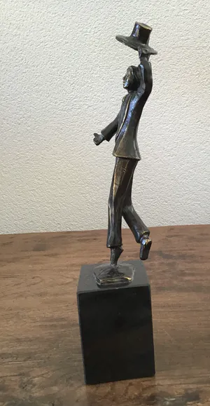 Brons (Onbekend) - Rob Verhoeven, Beeld Man zwaaiend met hoed, Gesigneerd kopen? Bied vanaf 45!