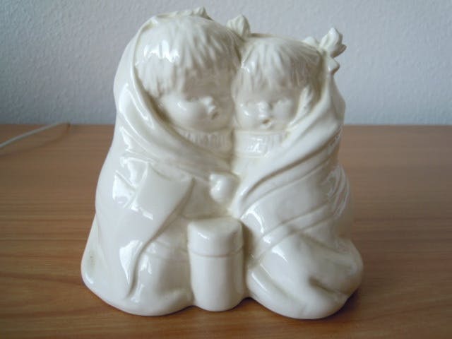 Niet of onleesbaar gesigneerd - Goebel beeld - Charlot Byj uit 1982 - nr.1009310  verkocht voor € 1!