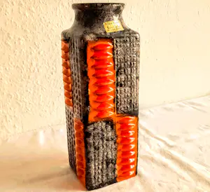 Carstens Tonnieshof - Keramik Vase Relief-Rippendekor Orange/braun 60er/70er Jahre kopen? Bied vanaf 70!