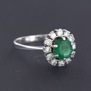 18K Goud - witgouden ring bezet met smaragd en briljant geslepen diamanten kopen? Bied vanaf 500!