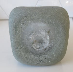 Niet of onleesbaar gesigneerd - Studio hand geblazen glazen flesvaas met vierkante voet kopen? Bied vanaf 1!