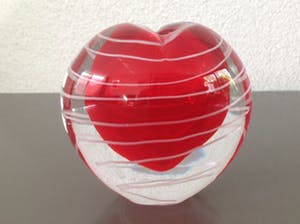 Niet of onleesbaar gesigneerd - Glazen object met rood hart kopen? Bied vanaf 1!