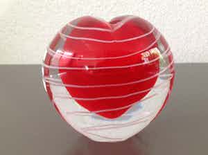 Niet of onleesbaar gesigneerd - Glazen object met rood hart verkocht voor € 1!