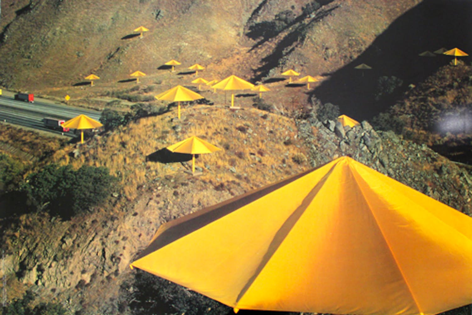 Christo - The Umbrella Project Japan - USA - 1984/91 , ongesignerde foto litho inc. stof kopen? Bied vanaf 55!