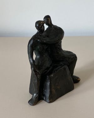 Niet of onleesbaar gesigneerd - Bronzen figuur van een omhelzend koppel kopen? Bied vanaf 1!