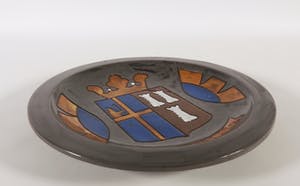 Henk Potters - Beschilderd en geglazuurd aardewerken bord met het wapen van Weerselo kopen? Bied vanaf 1!