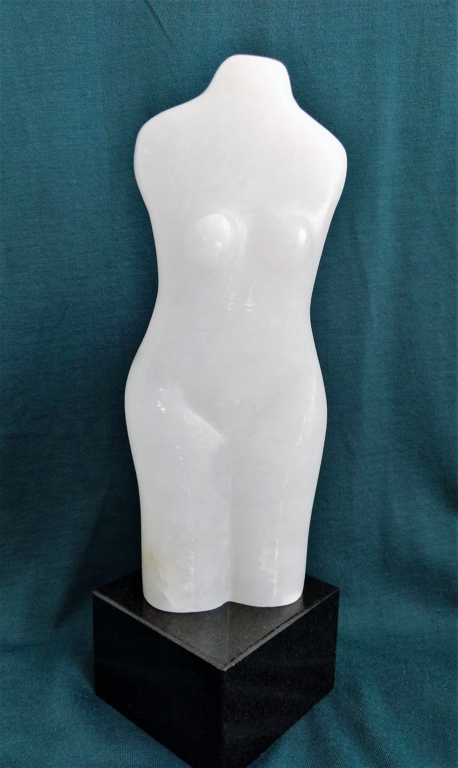 Niet of onleesbaar gesigneerd - Abstract naakt in marmer kopen? Bied vanaf 1!