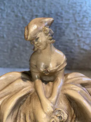 Guido Cacciapuoti - Gres d’arte beeldje dame met bloemen kopen? Bied vanaf 100!