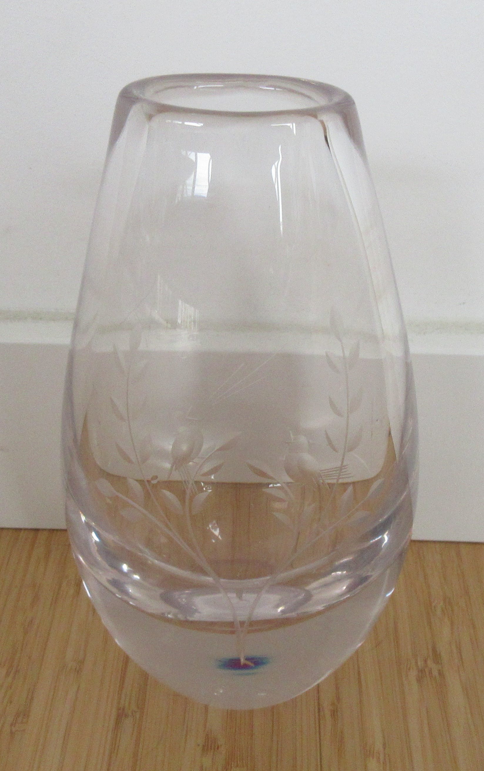 Kosta Boda - Blank kristallen geslepen vaas "Love birds" kopen? Bied vanaf 18!