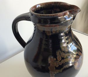 Joop Crompvoets - Zwarte keramiek vaas, floraal decor kopen? Bied vanaf 45!