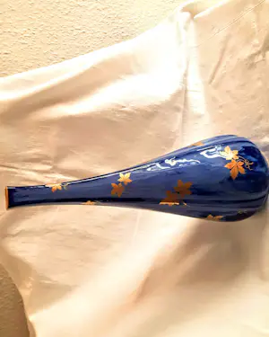 Sevres - Porzellan Vase original Sevres von 1900 mittelblau mit goldenem Blätter-Dekor kopen? Bied vanaf 290!