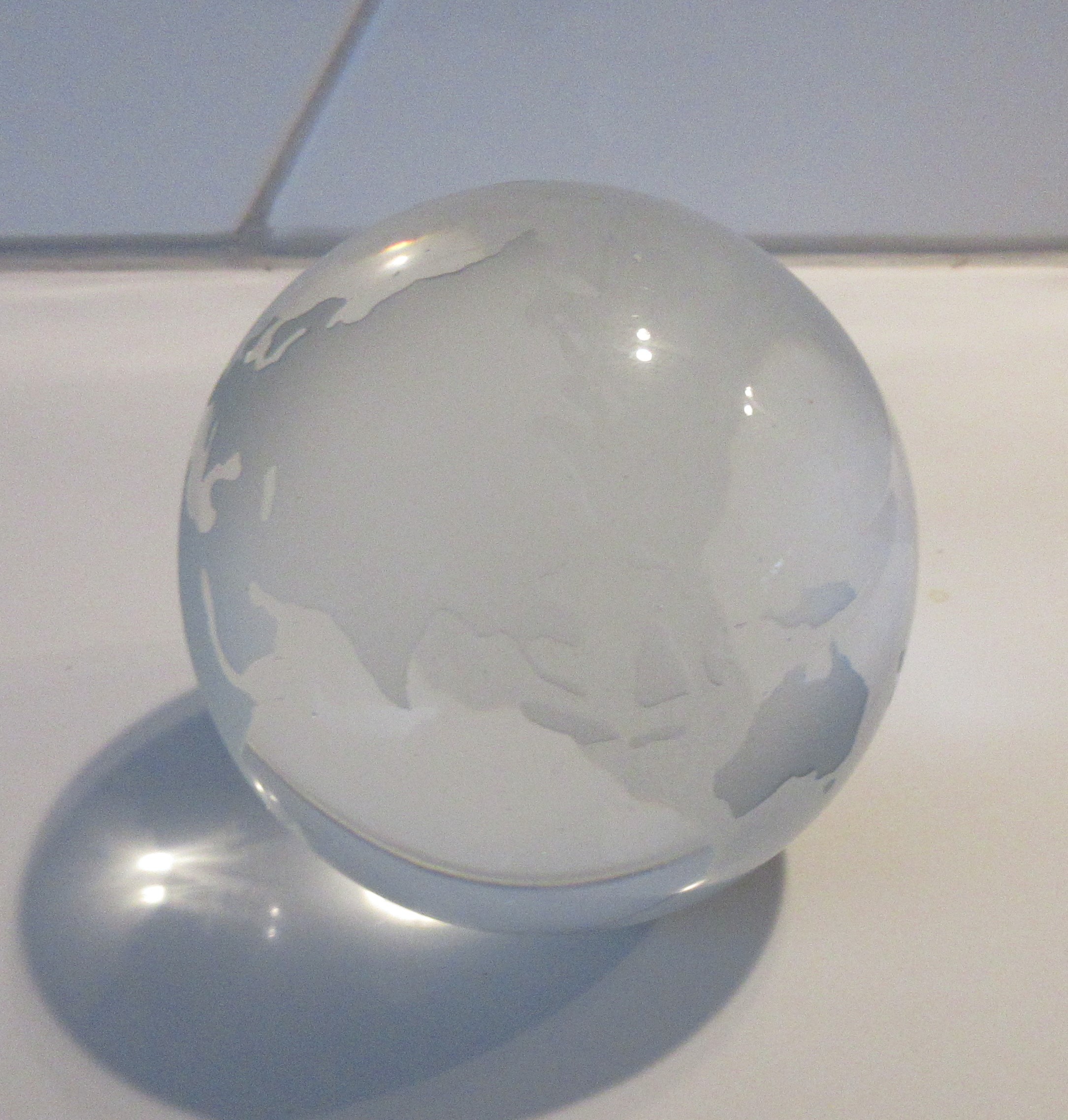 Niet of onleesbaar gesigneerd - Blank glazen presse papier Globe of wereldbol kopen? Bied vanaf 1!