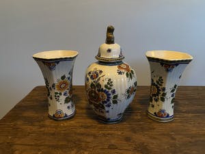 Plateelbakkerij Flora - 3-delig Delft gekleurd Kaststel kopen? Bied vanaf 1!