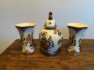 Plateelbakkerij Flora - 3-delig Delft gekleurd Kaststel verkocht voor € 1!