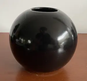 Keramiekfabriek Velsen - Zwart bolvaasje kopen? Bied vanaf 20!