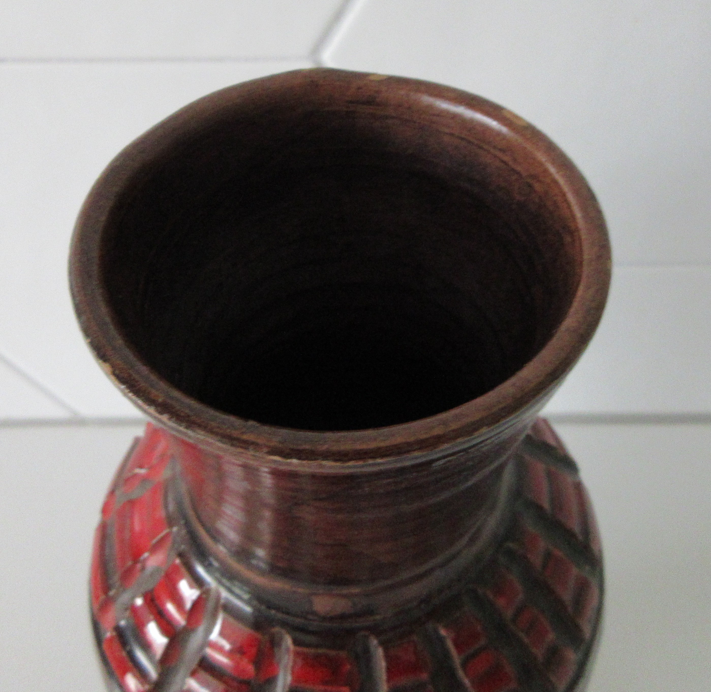 Niet of onleesbaar gesigneerd - Rood bruine Italiaanse vintage aardewerken Sgraffito vaas kopen? Bied vanaf 1!