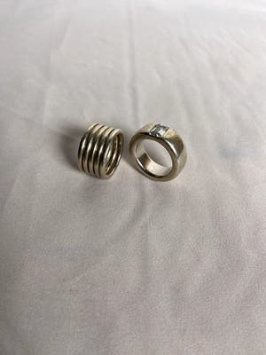 lotje van twee eerste gehalte zilveren ringen kopen? Bied vanaf 1!