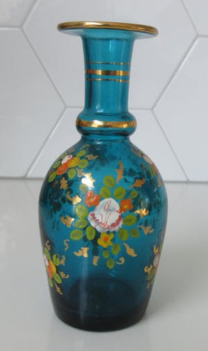 Curiosa - Antiek 19e eeuws blauw glazen vaasje met emaille decor kopen? Bied vanaf 1!