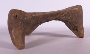 Samburu - Zeldzame driepotige stoel van hout kopen? Bied vanaf 20!