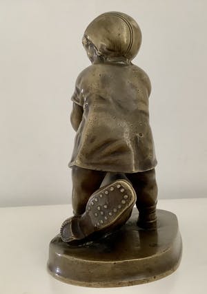 Brons (Onbekend) - Meisje met laars kopen? Bied vanaf 300!