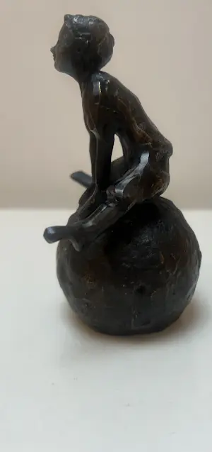 Astrid Veldhuyzen-Koppen - Bronzen sculptuur | Meisje op bal kopen? Bied vanaf 125!