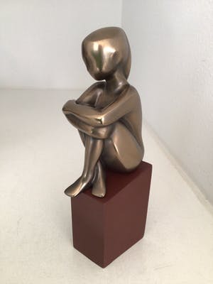 Janneke Ros - Beeld “ IN GEDACHTEN “. Gesigneerd kopen? Bied vanaf 65!