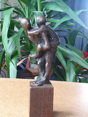 Brons (Onbekend) - Moeder met kind op rug 'Piggy back' kopen? Bied vanaf 25!