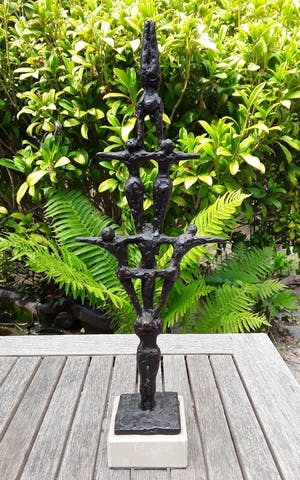 John Bier - Beeld in brons met marmeren voet van 7 acrobaten. kopen? Bied vanaf 85!