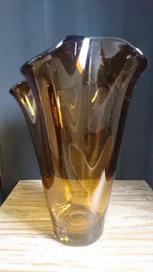 Niet of onleesbaar gesigneerd - Vintage glazen zakdoekvaas kopen? Bied vanaf 1!