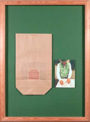 Joseph Beuys - Gesigneerde postkast en papieren tas, Gut Gekauft Gern Gekauft - Ingelijst verkocht voor € 1!