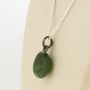 Zilveren collier met hanger bezet met groene schelpvormig agaath kopen? Bied vanaf 1!