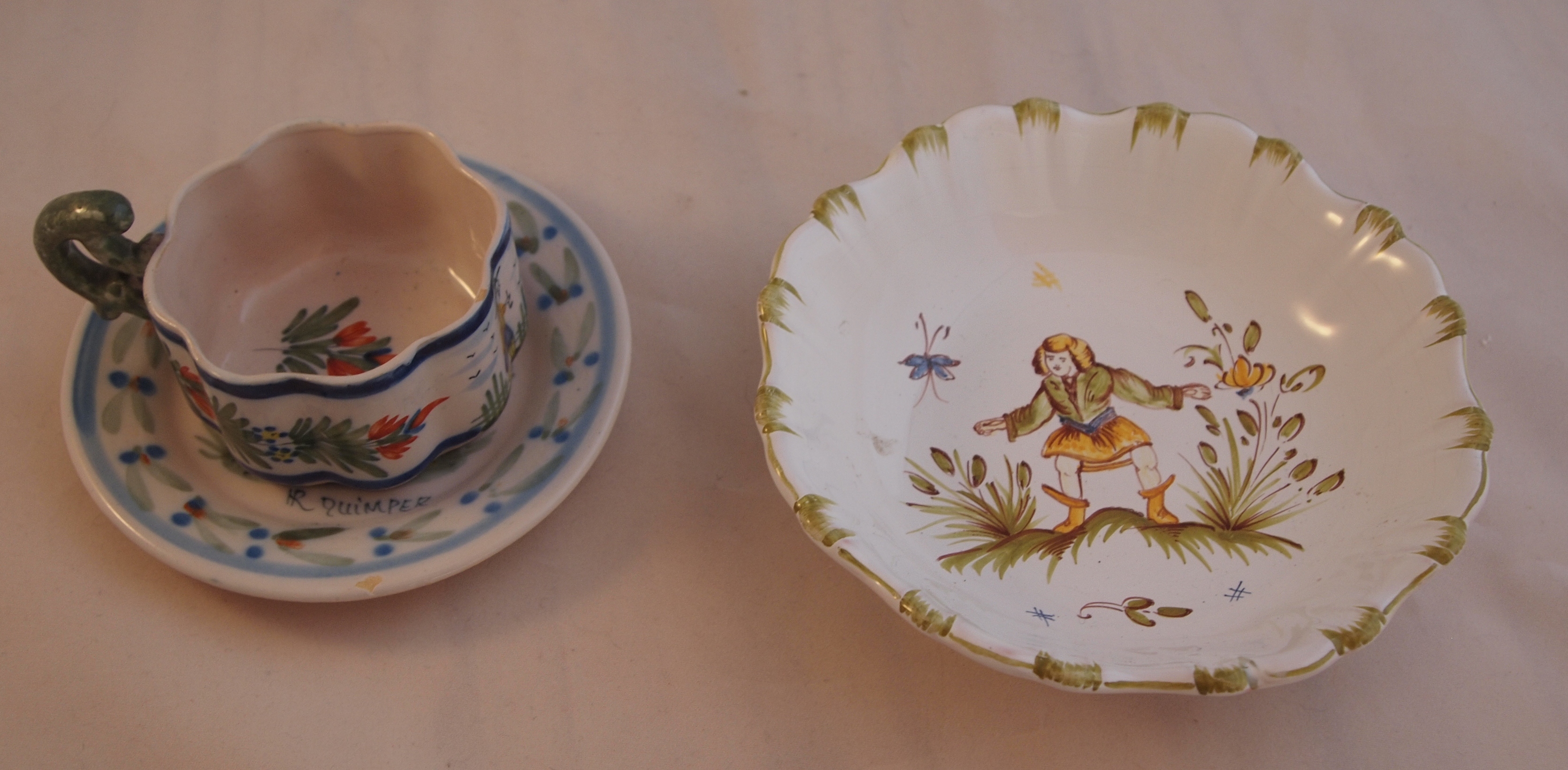 Niet of onleesbaar gesigneerd - kop en schotel Quimper en sierbord Atelier A. Baratta a Moustier verkocht voor € 1!