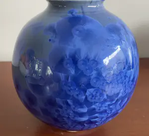 Willy van Bussel - Twee porseleinen flesvazen uitgevoerd in blauw kristallijn glazuur kopen? Bied vanaf 375!