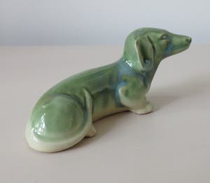 Niet of onleesbaar gesigneerd - Twee keramische teckels kopen? Bied vanaf 1!