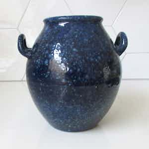 Niet of onleesbaar gesigneerd - Blauwe studio keramische oorvaas verkocht voor € 1!