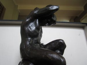 Niet of onleesbaar gesigneerd - Bronzen figuur...... vertwijfeling kopen? Bied vanaf 1!