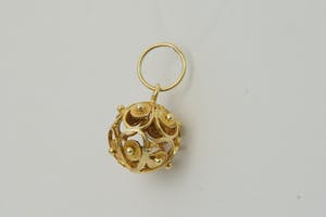 2531- Bijzondere 18 karaats - opengewerkte geel-gouden filigrain bol hanger kopen? Bied vanaf 110!