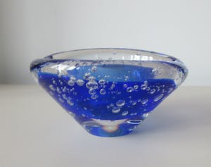 Floris Meydam - Serica asbak of kom blank en blauw glas met luchtbellen kopen? Bied vanaf 30!