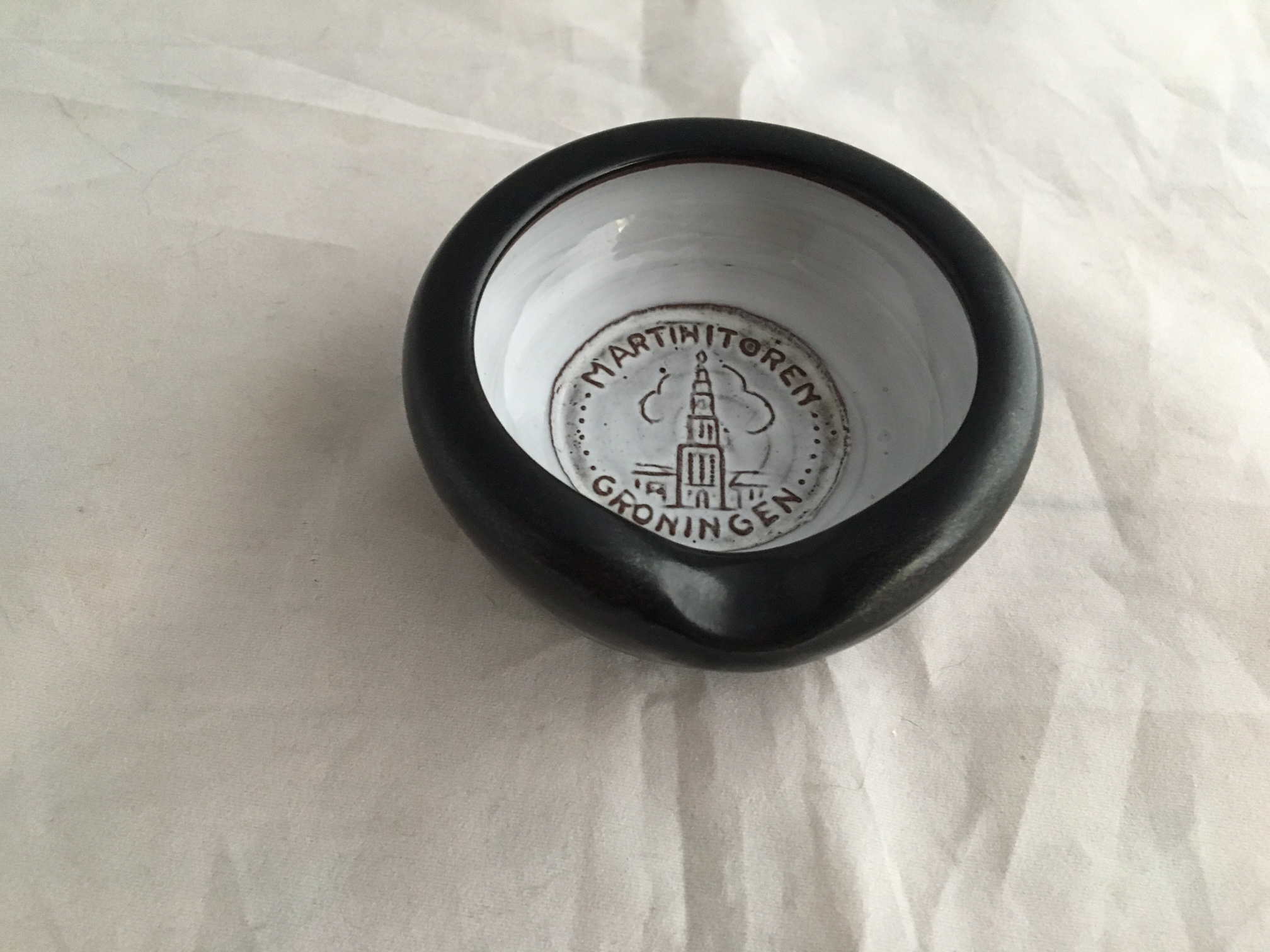 Niet of onleesbaar gesigneerd - Zwart wit kunst aardewerken asbakje Martini toren Groningen verkocht voor € 1!