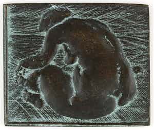 Adri van Rooijen - Bronzen plaquette: Zittend naakt - Een appel aan het strand, 1985 verkocht voor € 150!